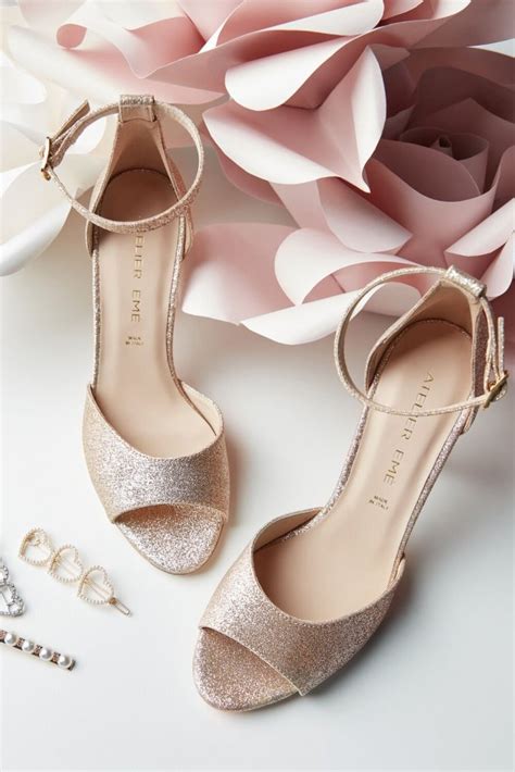 Scarpe sposa 2023: dalle décolleté ai sandali più chic.